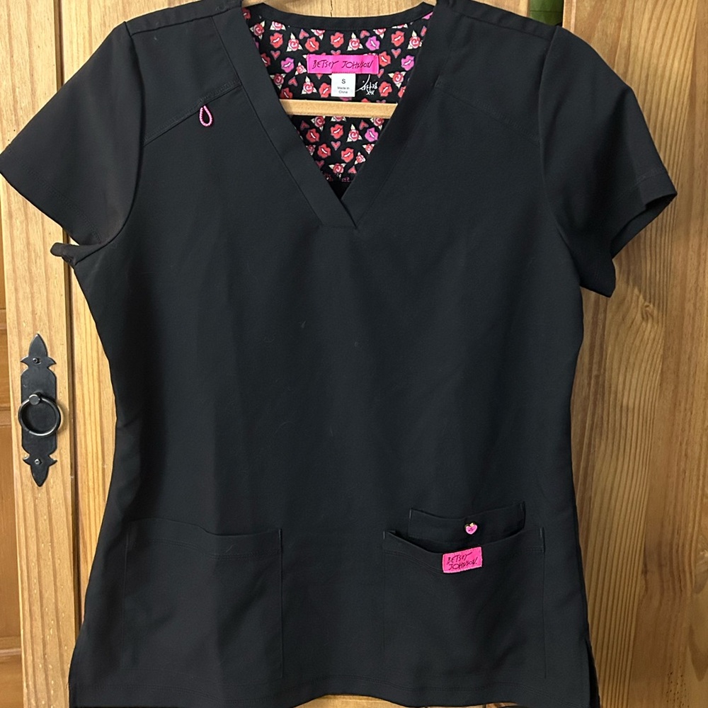 Betsey Johnson Black Scrub Top w/ Lip Print Lining | Size S